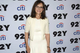 La actriz Sally Field asiste a funeral privado de Burt Reynolds