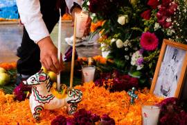 De acuerdo con la tradición de Día de Muertos, la ofrenda es un elemento representativo de estas fechas y se coloca uno o varios días antes de la llegada de nuestros seres queridos.