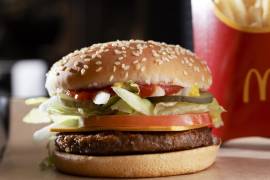 Esta foto proporcionada por McDonald’s muestra la hamburguesa McPlant. McDonald’s comenzará a vender una hamburguesa vegana en el Reino Unido e Irlanda este mes. AP/McDonald’s