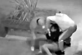 El video muestra que la oficial logró darle la vuelta a la situación para sacar su arma y perseguir a los criminales