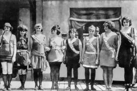 Concursantes del primer certamen de Miss América se alinean ante los jueces en Atlantic City, Nueva Jersey, en septiembre de 1921. AP
