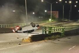 El Aveo quedó volcado tras impactarse contra el camellón del puente vehicular.
