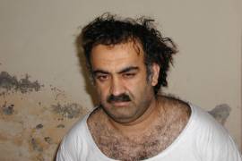 Khalid Sheikh Mohammed, el presunto autor intelectual de los atentados del 11 de septiembre de 2001, poco después de su captura en una incursión realizada en Pakistán.