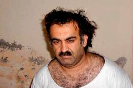 Fotografía cedida del 1 de marzo del 2003 del miembro de Al-Qaeda, Khalid Sheikh Mohammed, poco después de ser capturado en Rawalpindi, Pakistán.