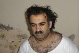 Khalid Sheikh Mohammed, el supuesto autor intelectual de los atentados del 11 de septiembre, aparece poco después de su captura durante una redada en Pakistán el sábado 1 de marzo de 2003.