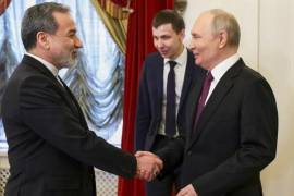 El presidente ruso Vladimir Putin (derecha) estrecha la mano del ministro de Asuntos Exteriores iraní, Abbas Araghchi, durante su reunión en la Biblioteca Presidencial Boris Yeltsin.
