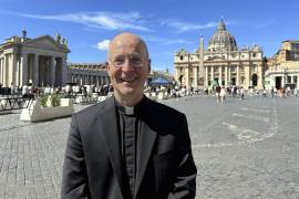 El reverendo James Martin, quien es un autor y editor jesuita, precisó que el papa le expresó su intención de proseguir con la política de aceptación a la comunidad LGBTQ+ por Francisco.