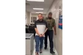 El Departamento de Seguridad Nacional compartió un video de él caminando por la Oficina de Campo de ICE en los momentos posteriores a su detención.