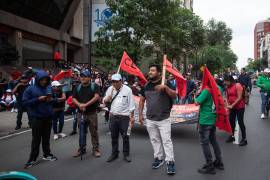 El abogado Isidoro Vicario, representante legal de los padres, denunció en Paseo de la Reforma que las autoridades detuvieron a alrededor de 16 camiones.