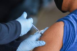 Cofepris informó que ha otorgado el registro sanitario a las vacunas contra COVID-19 de las farmacéuticas Pfizer y Moderna.