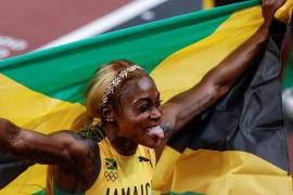La jamaicana Elaine Thompson-Herah consigue la medalla de oro en la prueba de 100m lisos femenino de atletismo durante los Juegos Olímpicos 2020, este sábado en el Estadio Olímpico de Tokio. EFE