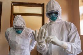 El brote de ébola en Uganda está “evolucionando rápidamente” un mes después de que se registrara la enfermedad en el país de África oriental, alertó OMS.