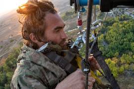 Imagen del soldado ucraniano evacuado en un dron aéreo que resultó herido en el frente de batalla. La calidad de la imagen fue mejorada a través de la inteligencia artificial.