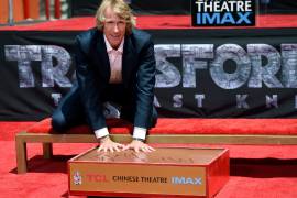 Michael Bay deja sus huellas en el Teatro Chino de Hollywood