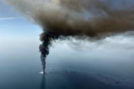 Una enorme columna de humo se eleva desde la plataforma petrolera Deepwater Horizon, de BP, el 21 de abril de 2010, en el Golfo de México.
