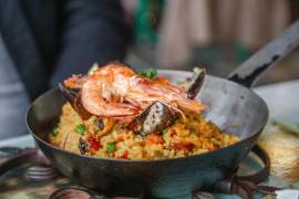 La paella valenciana nació en el siglo XV en la región de la Albufera, en Valencia, España.