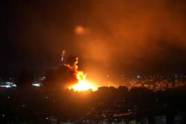 Las explosiones en los suburbios del sur de Beirut provocaron enormes columnas de humo y llamas en el cielo nocturno y sacudieron edificios a kilómetros de distancia en la capital libanesa.