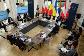 El presidente ucraniano Volodymyr Zelensky, arriba a la derecha, y funcionarios de la UE asisten a la Cumbre de los Ocho Cárpatos el viernes 18 de septiembre de 2026 en Bukovel, al oeste de Ucrania.