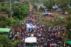El cierre del puesto de control de Camboya en la ciudad de Poipet ha impedido el regreso de miles de trabajadores tailandeses reunidos allí.