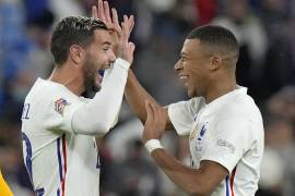 Theo Hernandez celebra con Kylian Mbappe uno de los goles de Francia en la Semifinal de la UEFA NAtions League ante Bélgica.