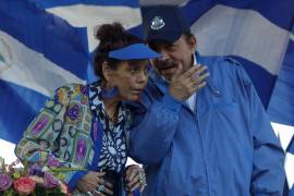 El presidente de Nicaragua, Daniel Ortega, y su esposa, la vicepresidenta Rosario Murillo, asisten a un acto político en Managua.
