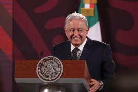 “Tenemos que cuidarla (la bandera) porque es nuestro símbolo. Y sí, también, las rejas. Así las vamos a mantener”, dijo López Obrador.