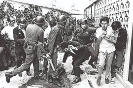 El Estado mexicano reprimió movimientos sociales y violentó los derechos humanos de la ciudadanía desde 1960 hasta mediados de 1980, especialmente en la década de los 70, todos bajo la tutela del partido en el poder, el PRI.
