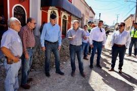 Vecinos de la calle General Cepeda acompañaron al alcalde José María Fraustro Siller, durante su recorrido por la vialidad en rehabilitación.