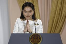 La primera ministro de Tailandia, Paetongtarn Shinawatra, saluda al final de una conferencia de prensa después de recibir su nombramiento de mando real en la sede del Partido Pheu Thai en Bangkok.