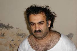 Khalid Sheikh Mohammed, el presunto cerebro de los atentados del 11 de septiembre, aparece poco después de su captura durante una redada en Pakistán el 1 de marzo de 2003.