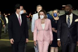 La presidenta de la Cámara de Representantes de los Estados Unidos, Nancy Pelosi (c), es recibida por el Ministro de Relaciones Exteriores de Taiwán, Joseph Wu (i), en el aeropuerto de Songshan en Taipei.