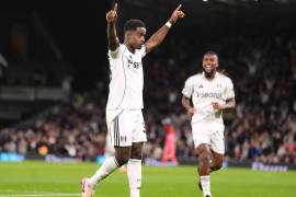 Raúl Jiménez disputó minutos en el triunfo del Fulham sobre Brentford en el derby londinense, donde Ryan Sessegnon fue uno de los anotadores.