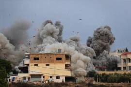 Humo se eleva tras un ataque aéreo israelí en la aldea de Teir Debba, en el sur del Líbano, el jueves 6 de noviembre de 2025.