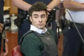 Un tribunal federal acusó de cargos federales de asesinato, acoso y un delito con armas de fuego a Luigi Mangione, por el asesinato de Brian Thompson, CEO de UnitedHealthcare.