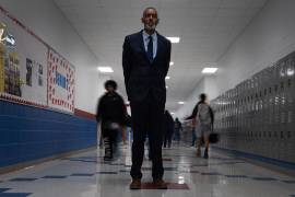 El superintendente del distrito escolar independiente de Lackland, Burnie Roper, en un pasillo de la escuela secundaria Virginia Allred Stacey.
