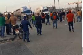 En Nuevo Laredo, donde se llevan a cabo 17 mil operaciones de importación y exportación diarias, el bloqueo de transportistas se registró en el Puente Comercio Mundial; mientras que en Reynosa fue bloqueado el acceso a los patios de exportación.