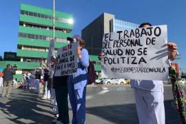 La falta de certeza laboral ha obligado a trabajadores de la salud a salir a la calle a protestar y exigir su basificación.