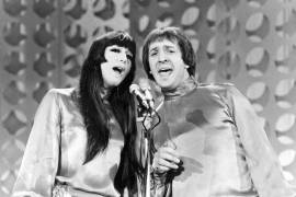 En esta foto del 21 de enero de 1966, Sonny, a la derecha, y Cher cantan durante la grabación de “The Danny Thomas Special” en Los Ángeles. AP