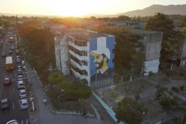 Un mural alusivo al presidente Nayib Bukele en un edificio multifamiliar en San Salvador, El Salvador. El actual presidente parte como el gran favorito para las elecciones, con más del 80 %, según las encuestas.