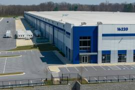 Remolques afuera de un centro de detención propuesto por ICE en una pequeña comunidad en el oeste de Maryland.