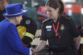 Isabel II visita el barrio londinense donde se quemó la torre Grenfell