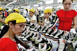 A pesar de la continua inflación, los clientes, especialmente las personas de altos ingresos, siguen comprando populares zapatillas Nike