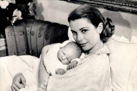 Primera foto del príncipe Alberto, heredero del Principado de Mónaco, dormido en brazos de su madre, la princesa Grace. La foto fue tomada por el príncipe Rainiero.