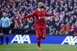 Mohamed Salah, infalible desde el punto penal, alcanzó los 23 goles en la Premier y amplió la ventaja de los Reds.