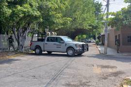 Las autoridades reportan un agresor sin vida, dos policías investigadores lesionados y el cierre preventivo de vialidades clave en la región.