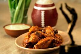 Las alitas de pollo lideran el consumo de alimentos en Estados Unidos durante el Super Bowl LX, jornada en la que también se dispara la venta de pizza, guacamole, botanas y cerveza entre los aficionados.