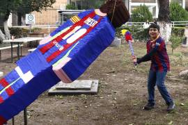 Manu, el joven prodigio de 12 años, celebra su cumpleaños en la Facultad de Jurisprudencia de la UAdeC con una piñata temática de Lionel Messi.