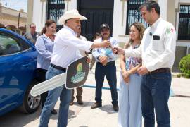 El ciudadano ganador acudió junto a su esposa a recibir las llaves del automóvil.