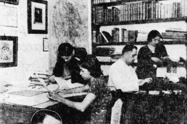 Vito Alessio Robles, junto a sus hijas, en plena labor de investigación.
