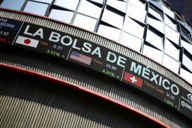 La Bolsa Mexicana de Valores operaba con pérdidas el jueves, presionada por una aversión al riesgo global